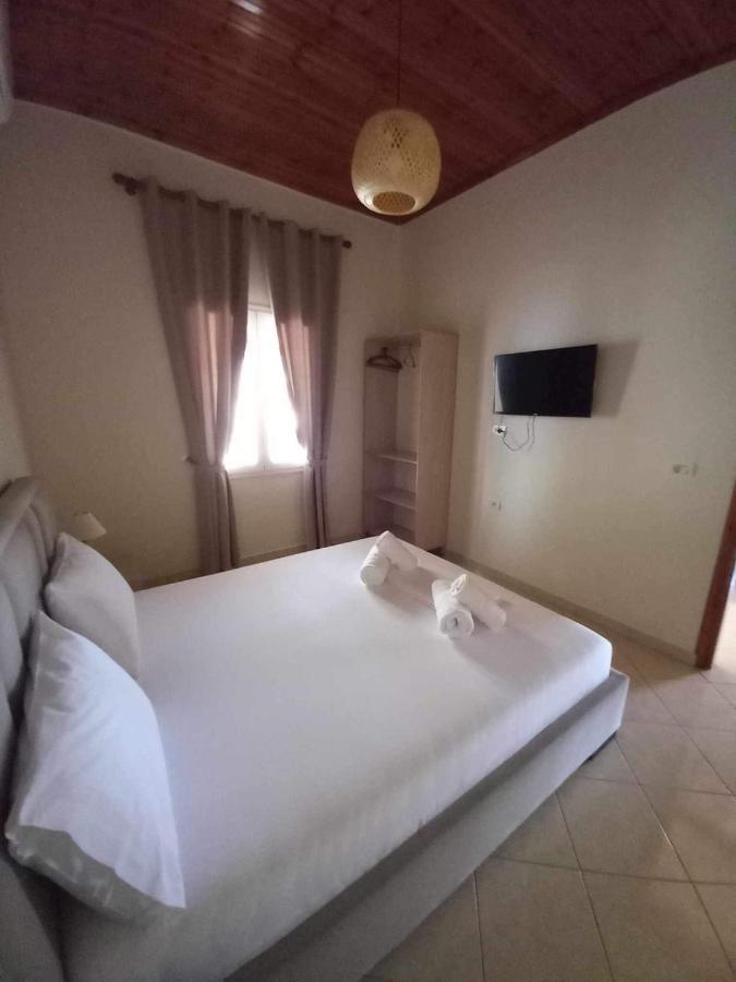 Gkoros House Old Town Villa Himare Bagian luar foto